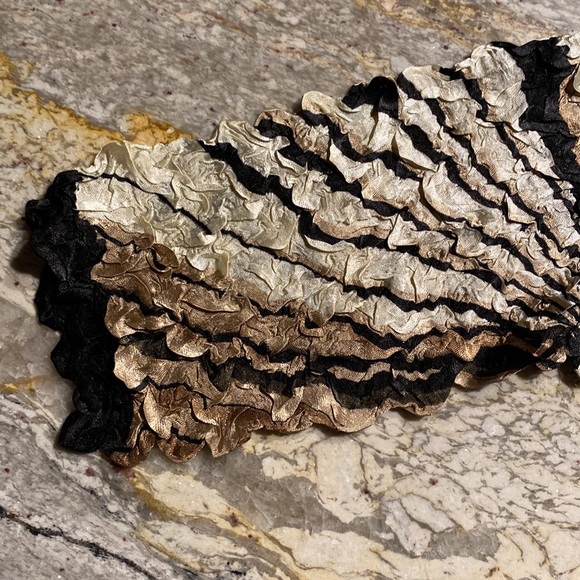 Fun Scrunchy Blouse by ABC Collection. OS Fits Most - Picture 4 of 6